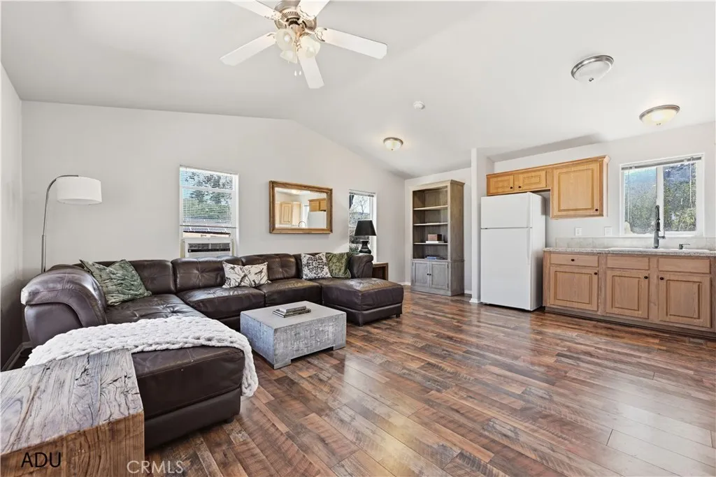 https://cdn.realtyfeed.com/cdn/127/306716650/fcc8094c30e3dc6bd001d469941ccde1.webp