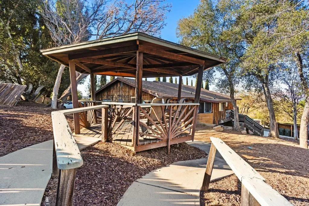 https://cdn.realtyfeed.com/cdn/127/306716768/9ad6189dade0c6986a9ddda5d2d7dcad.webp