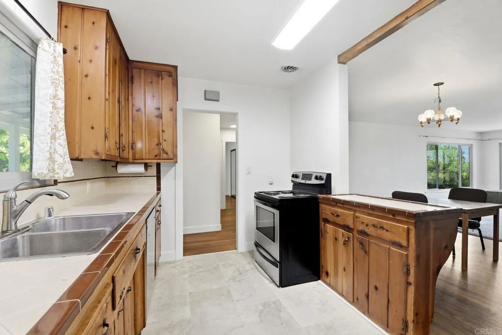 https://cdn.realtyfeed.com/cdn/127/306716822/162eb2a5509743269b2b4e2580148995.webp