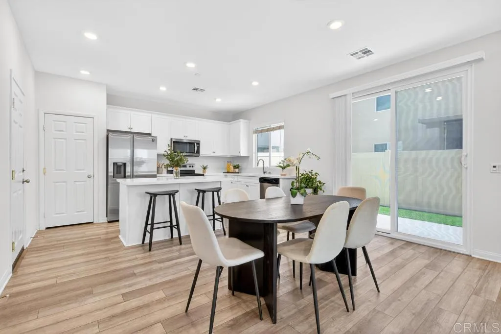 https://cdn.realtyfeed.com/cdn/127/306716827/f044acfccba35b0beb4803c2abfe76e5.webp