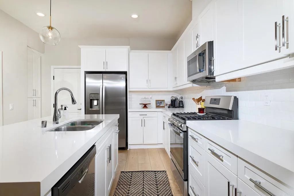 https://cdn.realtyfeed.com/cdn/127/306716921/deb55758069070d340778beb97b2acf3.webp