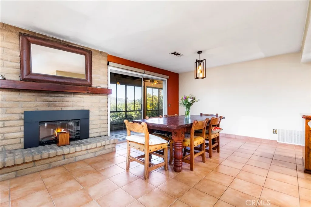 https://cdn.realtyfeed.com/cdn/127/306717173/06593a2a28e3864254b21aed4ffce443.webp