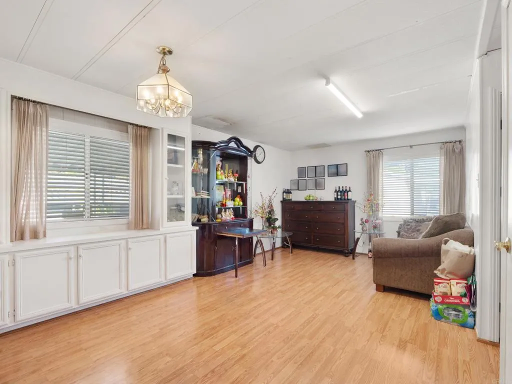 https://cdn.realtyfeed.com/cdn/127/306717245/392d800e5185499454f52b1ab8aa9a0c.webp