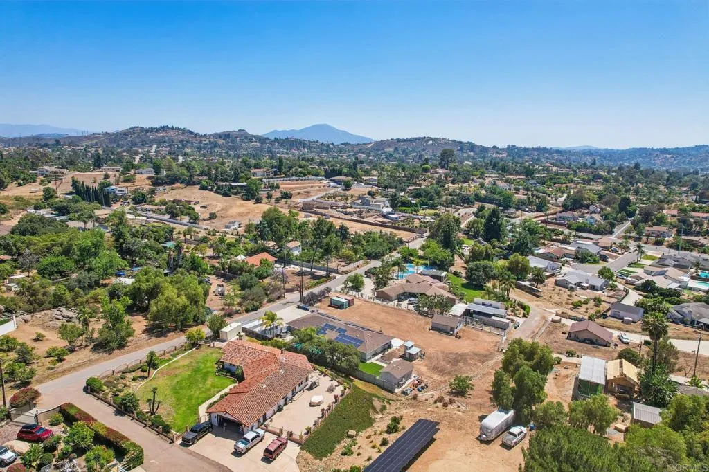 https://cdn.realtyfeed.com/cdn/127/306717493/fe475f65865f44cca4581b685a4184c8.webp
