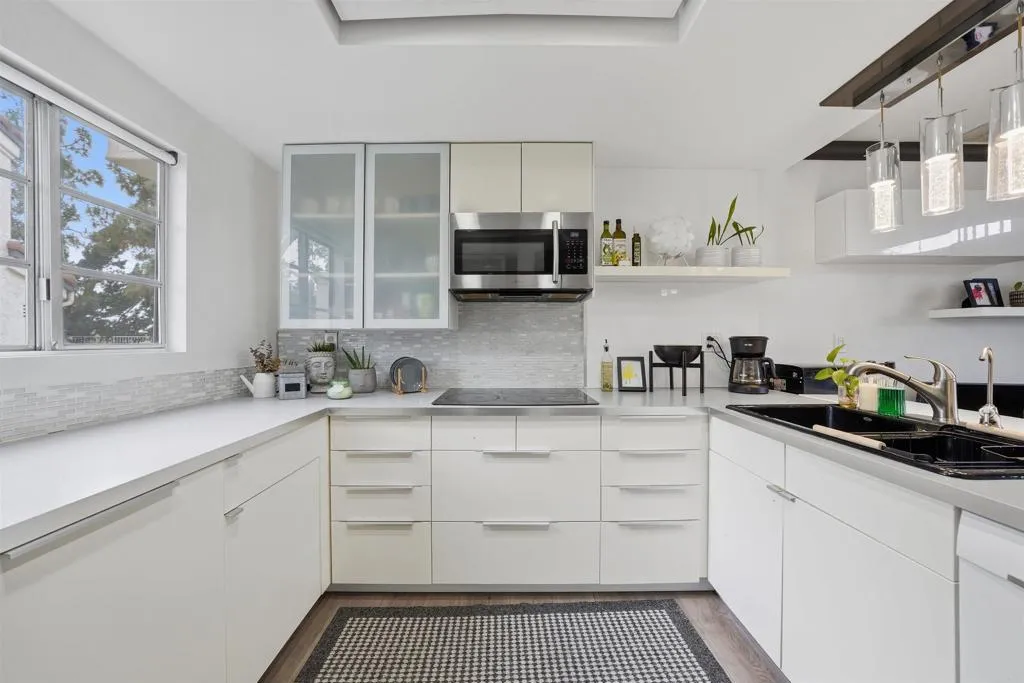 https://cdn.realtyfeed.com/cdn/127/306717511/09e7c9d8e67d4e1cac849fb718acea47.webp