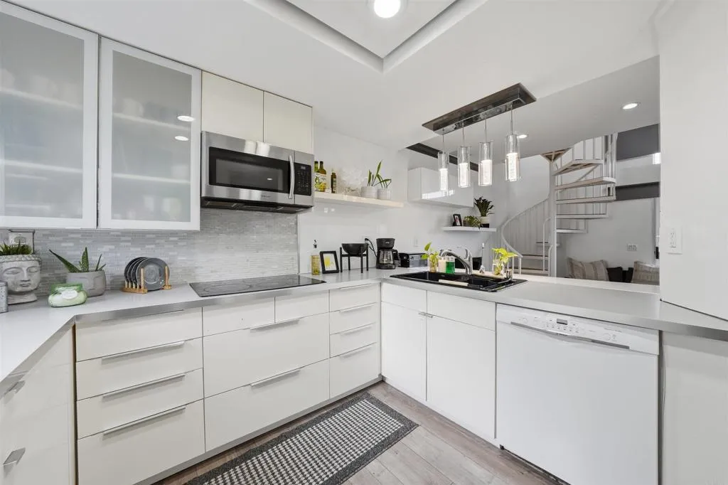 https://cdn.realtyfeed.com/cdn/127/306717511/3b654f7db0f306abd85e5cc28fe18de6.webp