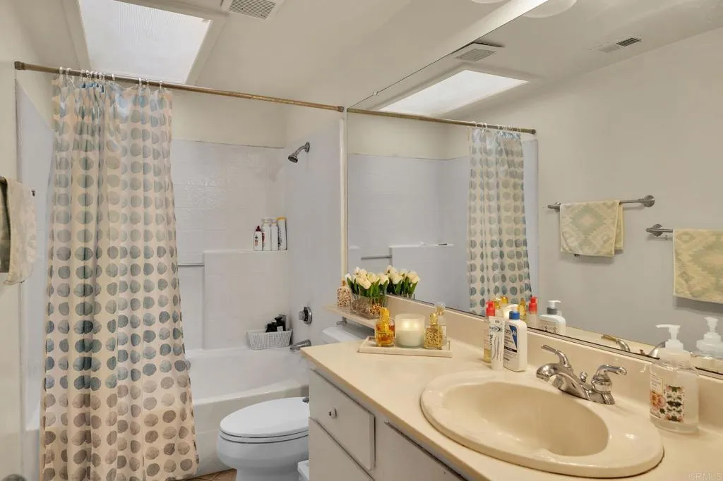 https://cdn.realtyfeed.com/cdn/127/306717516/70bc2c45622541ee069c657220648c93.webp
