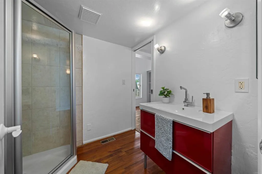 https://cdn.realtyfeed.com/cdn/127/306717686/858f8ffc16e544e6ec37bc6f9dfe139a.webp