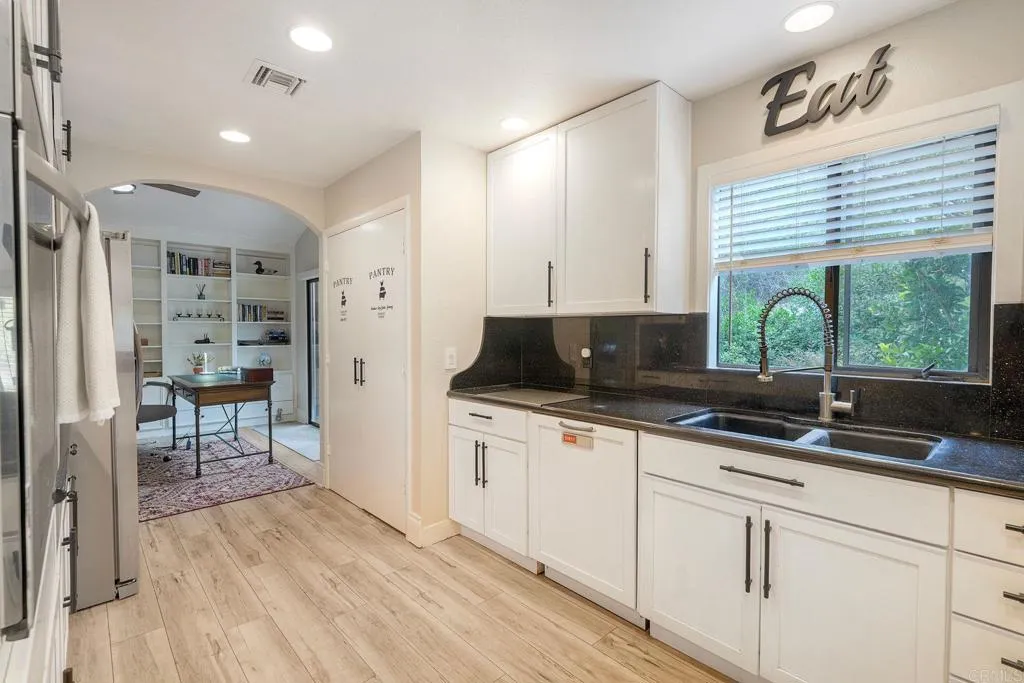 https://cdn.realtyfeed.com/cdn/127/306717849/edd6896d9a38822333fc40c080f3e868.webp