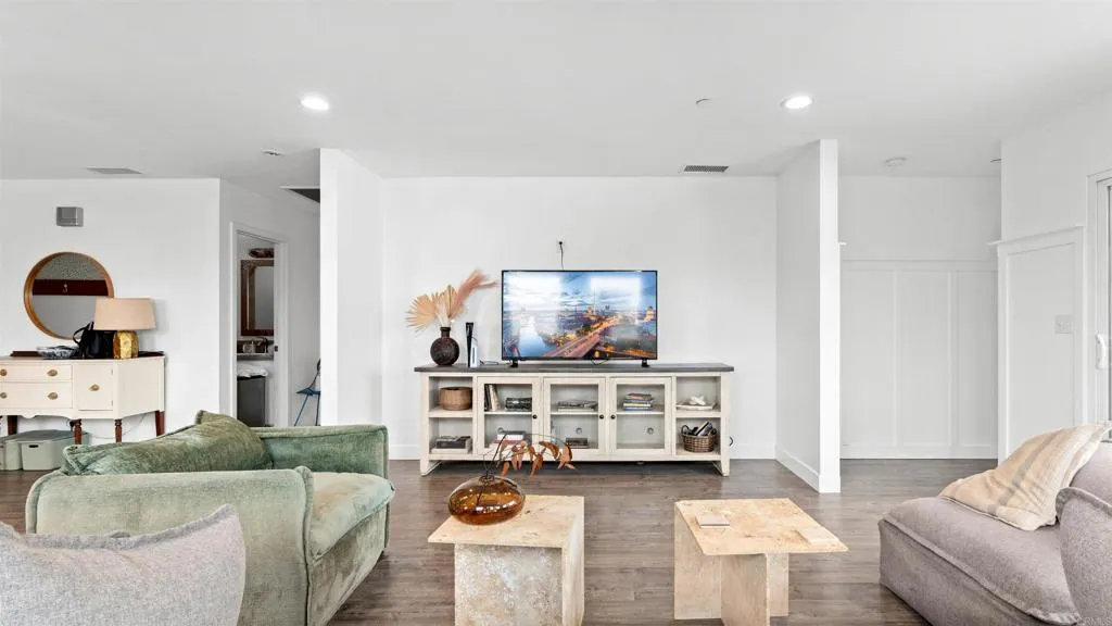 https://cdn.realtyfeed.com/cdn/127/306717905/07b89f010f41c1a93dff682f2e30f647.webp