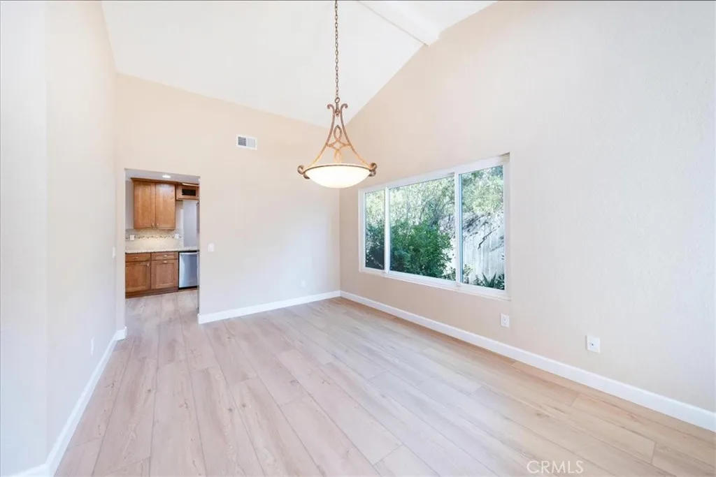 https://cdn.realtyfeed.com/cdn/127/306718253/555bc19268494e2aa946ed0a87840801.webp