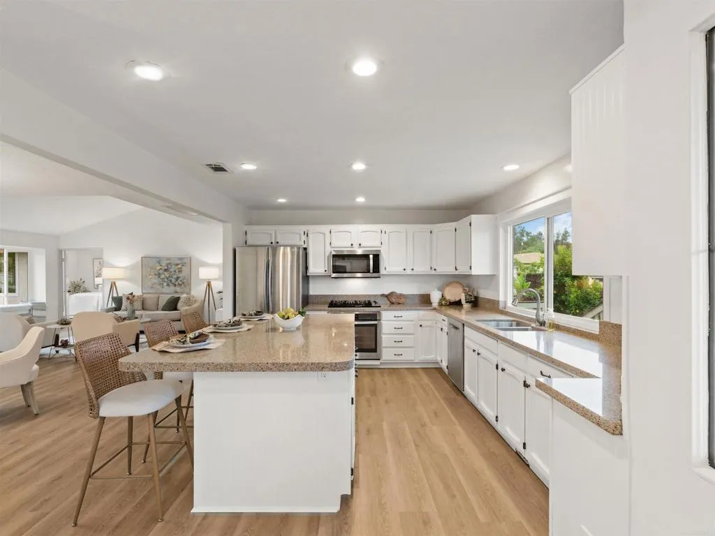 https://cdn.realtyfeed.com/cdn/127/306718660/2940296da07f92360bd7152310aa43e7.webp