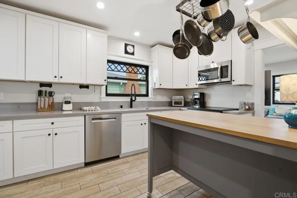 https://cdn.realtyfeed.com/cdn/127/306718711/db20bbea38bf70a2c28436978fc82e48.webp
