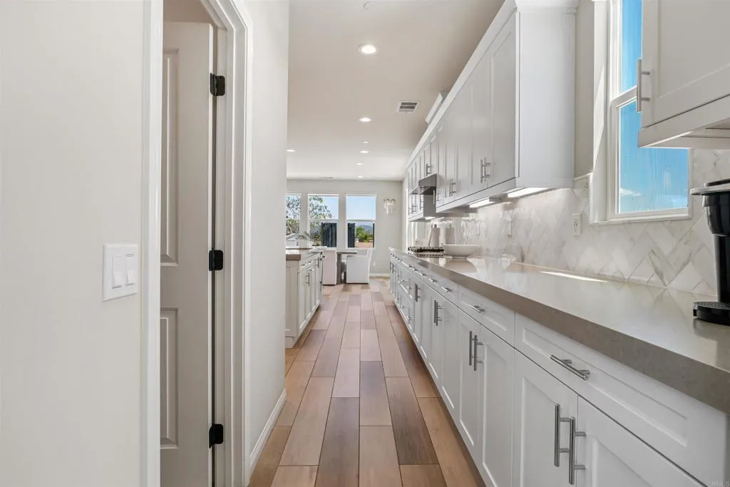 https://cdn.realtyfeed.com/cdn/127/306718724/e2bb6dfe367cd6c2750c2280dc3459e1.webp