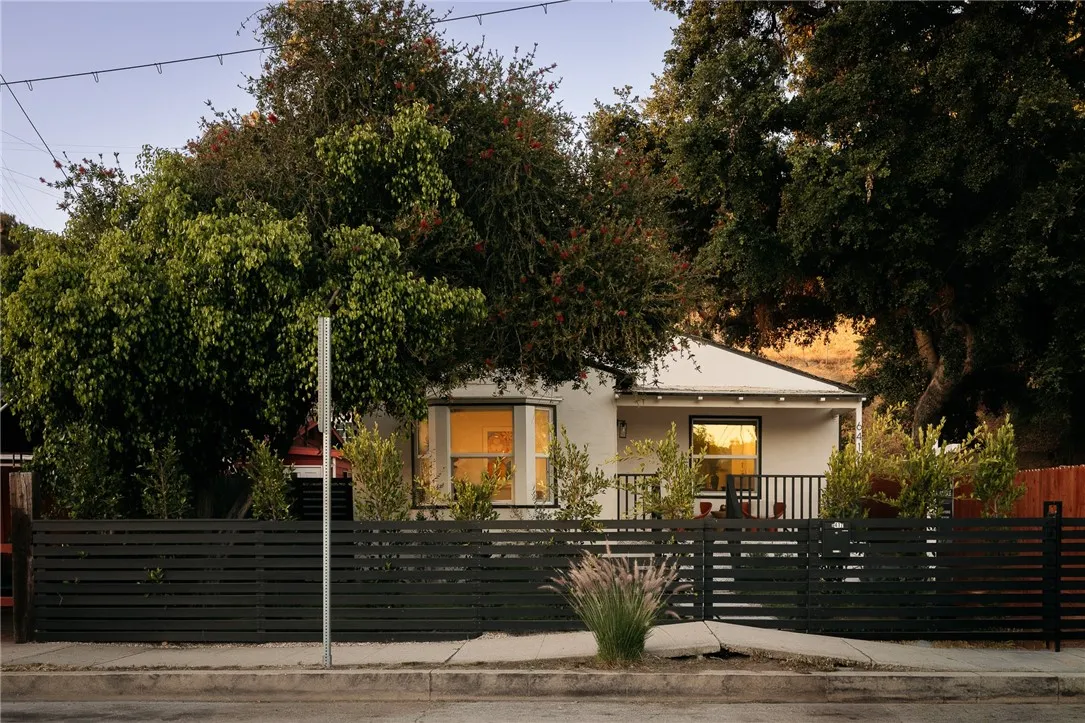 Los Angeles, CA 90042
