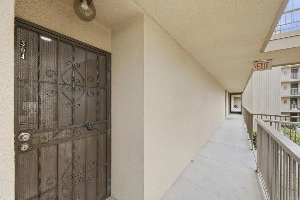 https://cdn.realtyfeed.com/cdn/127/306719208/2bc8c958f55b4be694a22c8e418bcbeb.webp