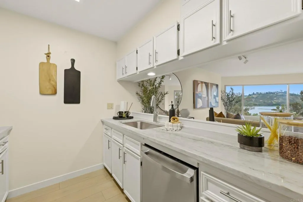https://cdn.realtyfeed.com/cdn/127/306719208/b8ebbb330cb9eb4f815820fc014497e3.webp