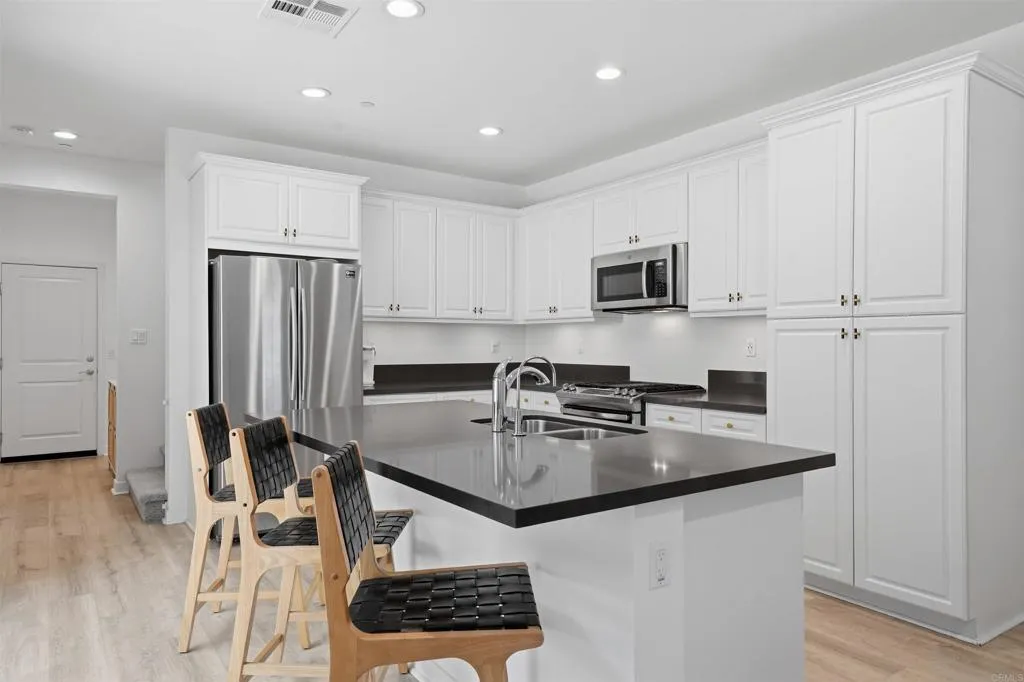 https://cdn.realtyfeed.com/cdn/127/306719234/d1390f0c831581bf07035752d761dbda.webp