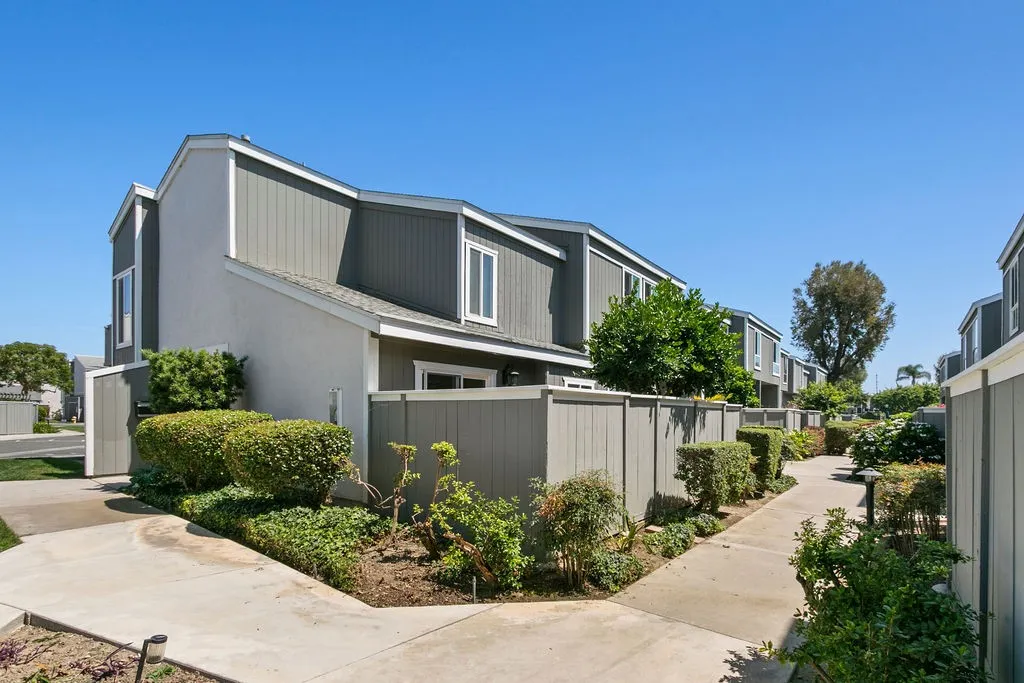 2670 W Segerstrom Unit A