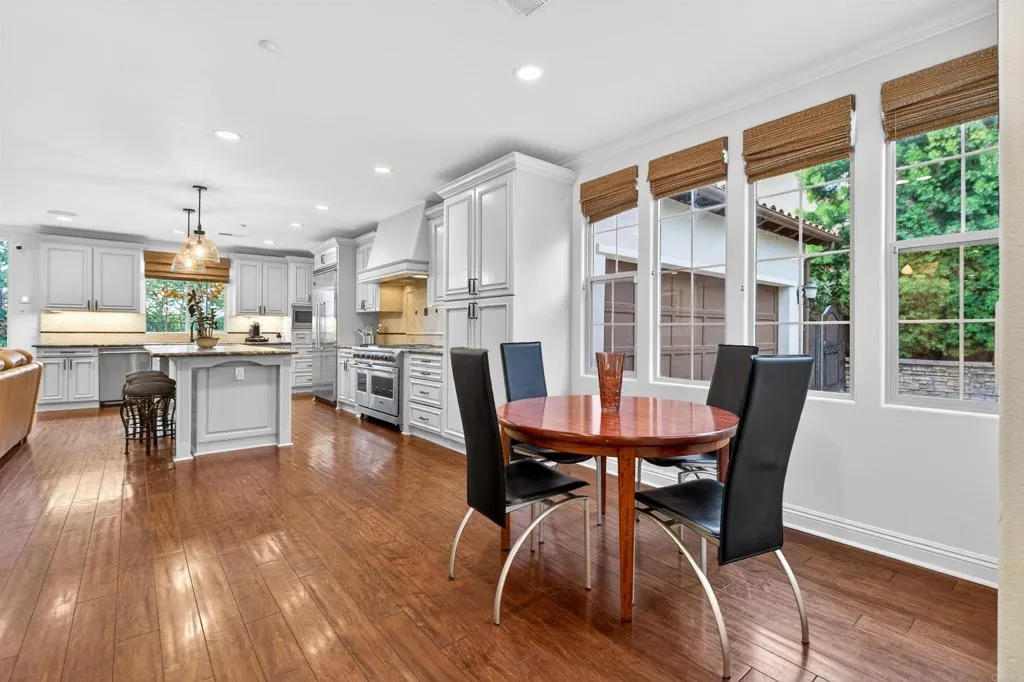 https://cdn.realtyfeed.com/cdn/127/306720106/5ef5ccd4e352171c1aa34bb2f36c235f.webp