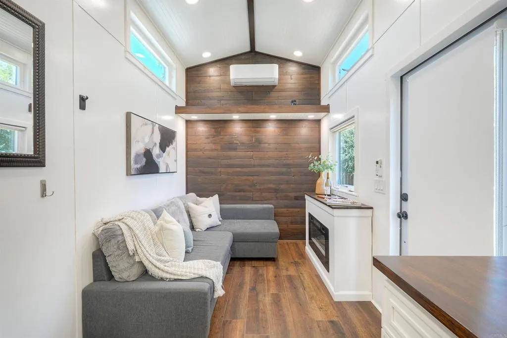 https://cdn.realtyfeed.com/cdn/127/306720146/bff357a96c1eb09b22d88fad425348c9.webp
