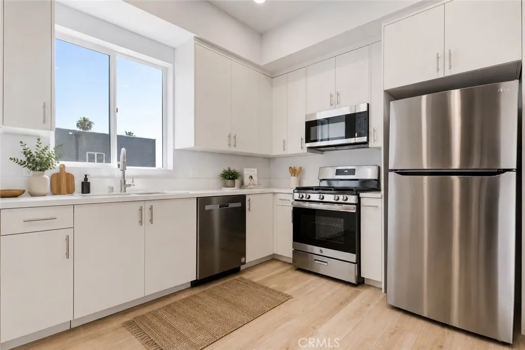14810 Delano Street Unit 406, Van Nuys, CA 91411 - Photo 4 of 14, Van Nuys, CA