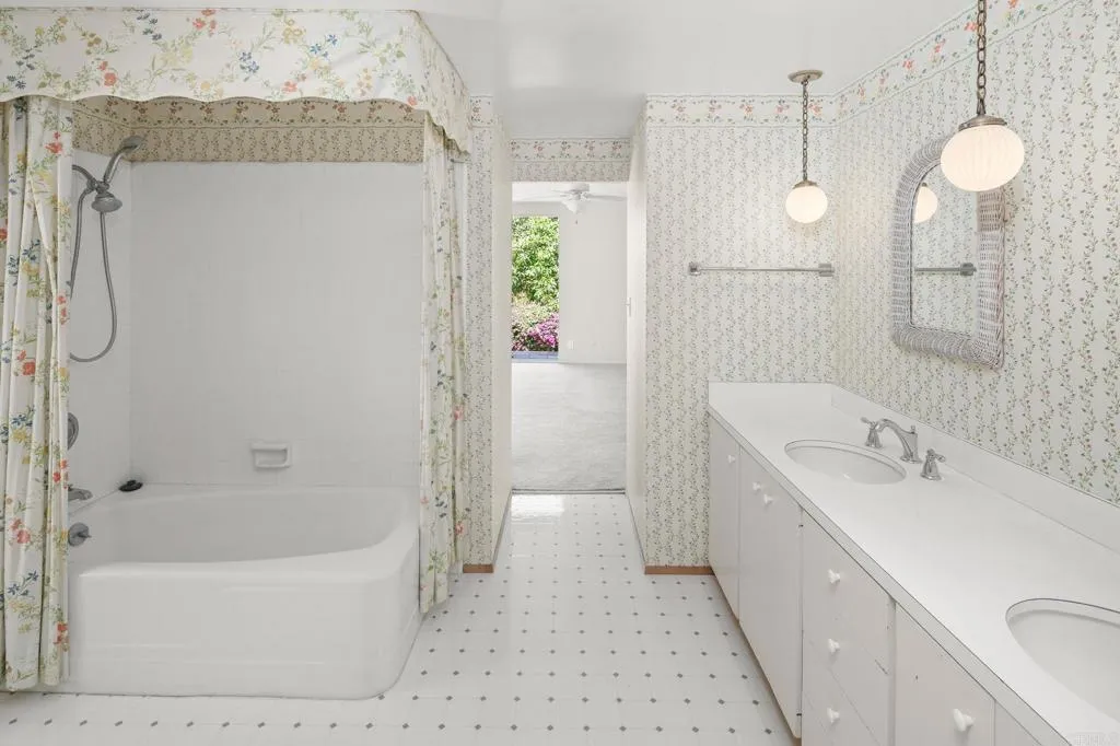 https://cdn.realtyfeed.com/cdn/127/306721141/10a7a90aff4fc5fbaf16a09efab42298.webp