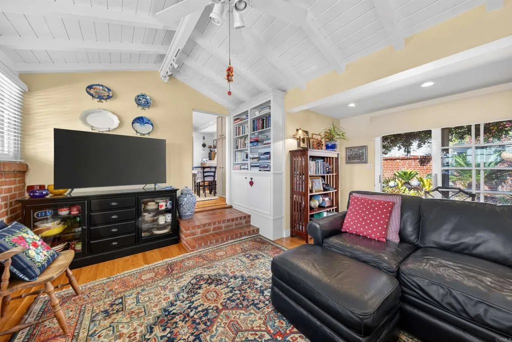 https://cdn.realtyfeed.com/cdn/127/306721350/1d2e7f8f242ab45cbfcdfe0c1415fbe6.webp