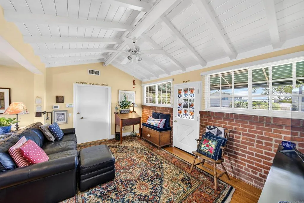 https://cdn.realtyfeed.com/cdn/127/306721350/26f90b2ab518d13578875018ef0cf8bd.webp