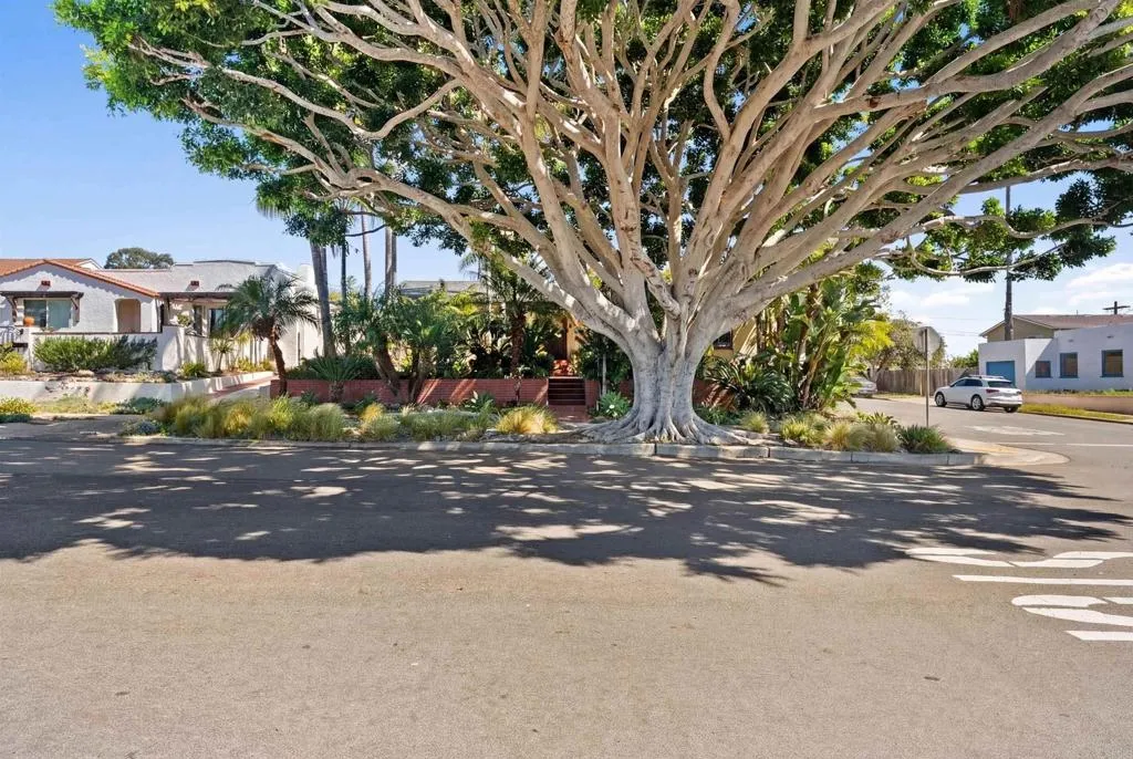 https://cdn.realtyfeed.com/cdn/127/306721350/850ef50f9c8d236cdfeee3cac9ea8468.webp
