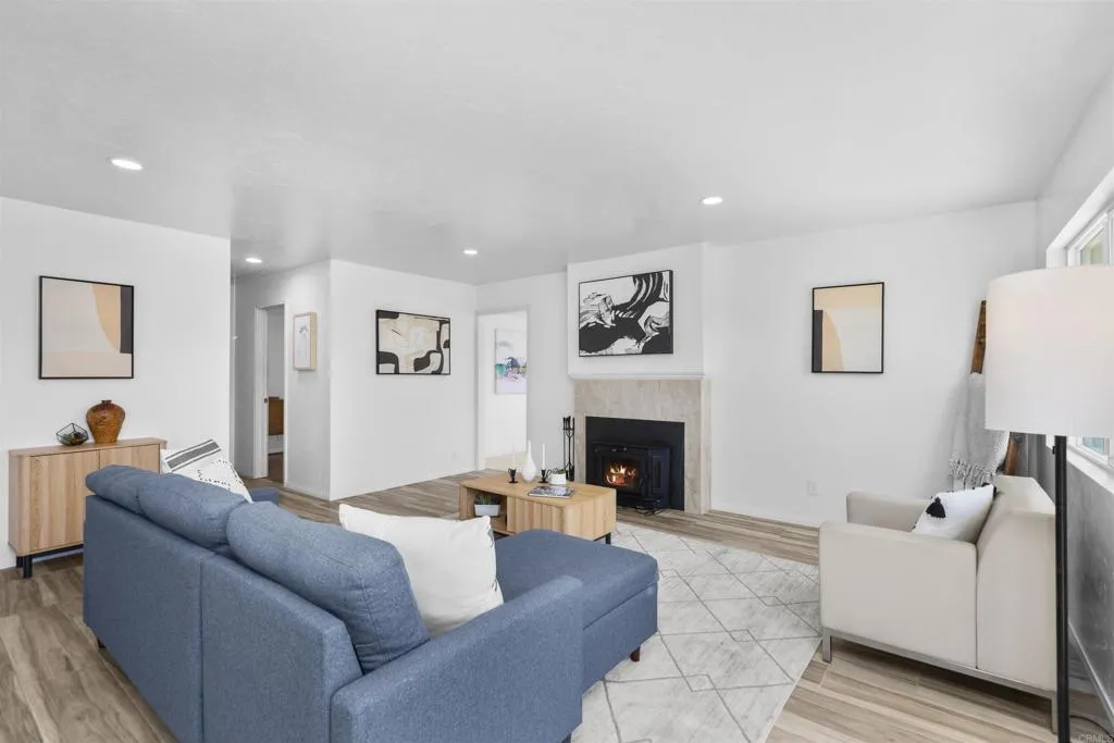 https://cdn.realtyfeed.com/cdn/127/306721457/881d92002f44176764be13c57e6b26be.webp