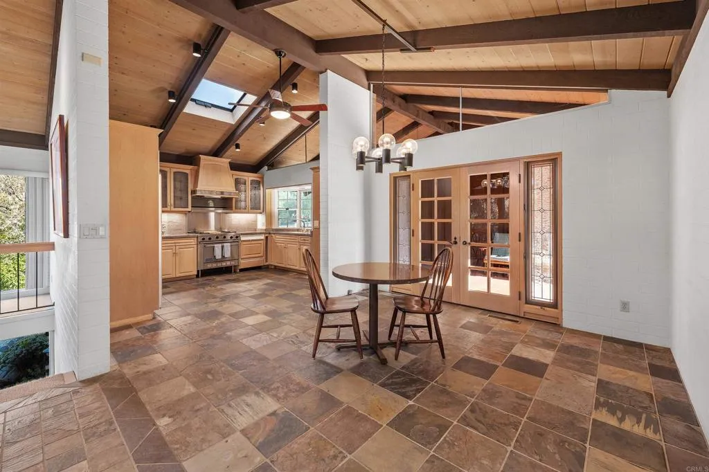 https://cdn.realtyfeed.com/cdn/127/306722200/79b18a9c2b3bf1685980cbc7882f0042.webp