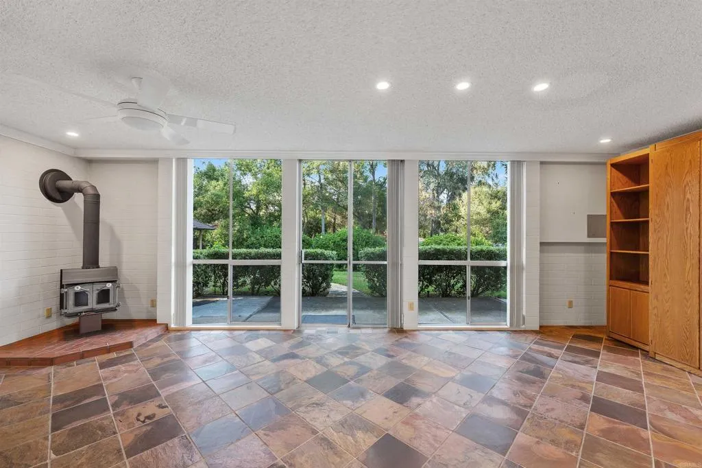 https://cdn.realtyfeed.com/cdn/127/306722200/e2db5af3ba6818bca3b15c02d19662f7.webp