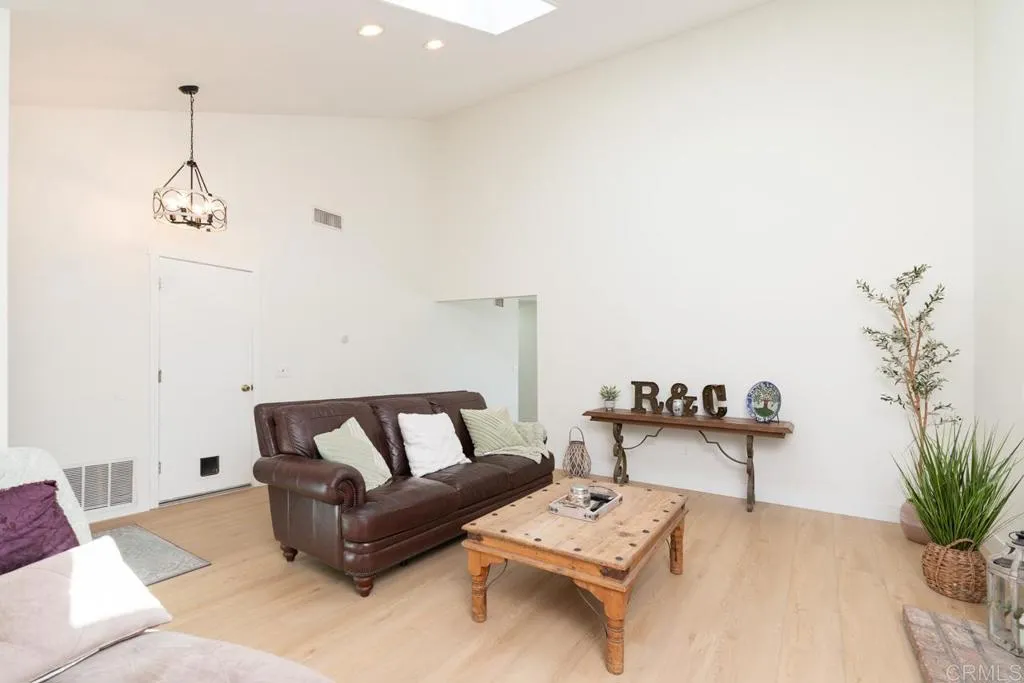https://cdn.realtyfeed.com/cdn/127/306722245/f9dc6ce14ac2a2152dff26916a6c3f4b.webp