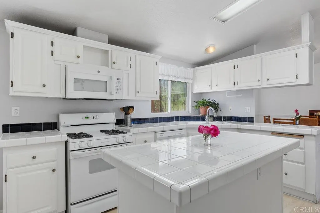 https://cdn.realtyfeed.com/cdn/127/306722278/23cc3c2b4fa218bcf08c2d1e77b16bb6.webp