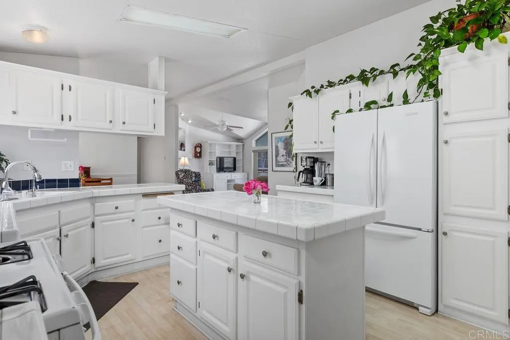 https://cdn.realtyfeed.com/cdn/127/306722278/9fda192d5883789db972ff2ce993d10a.webp