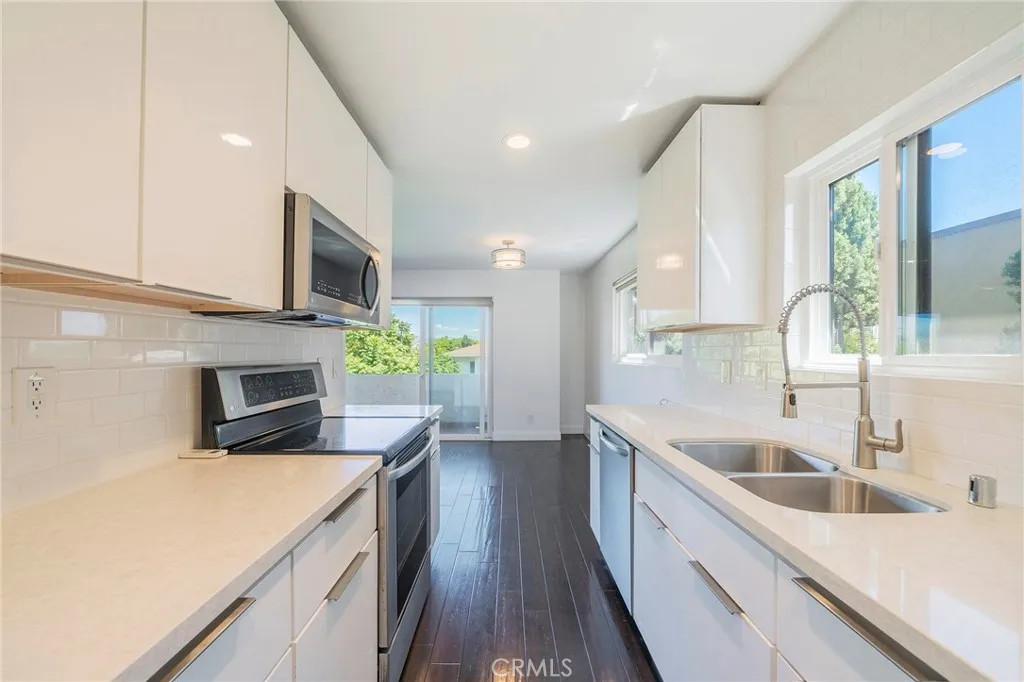 1601 Veteran Avenue 301/302