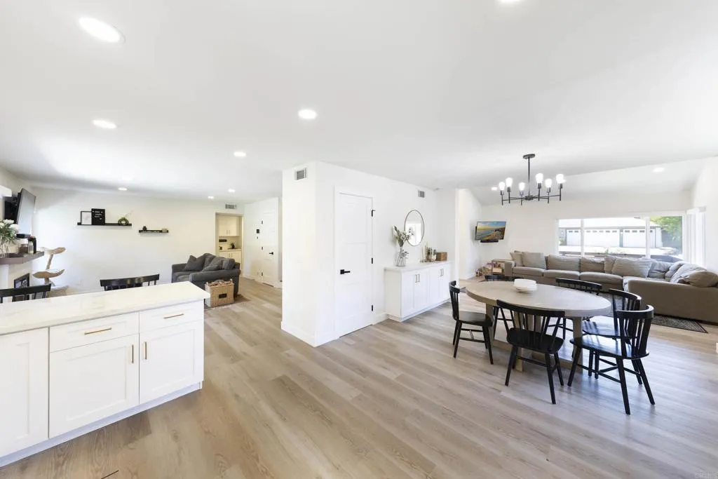 https://cdn.realtyfeed.com/cdn/127/306722496/30e1c5ea34d19f6062243f73a5c85d17.webp