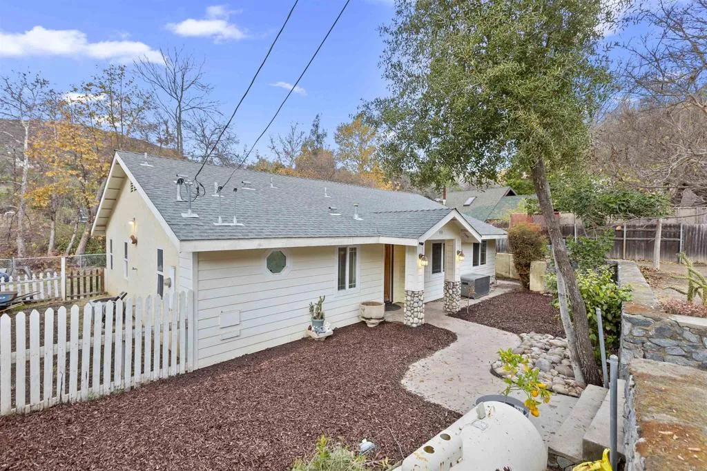 https://cdn.realtyfeed.com/cdn/127/306722890/1a54516fe3bbef1f3064393851c0c469.webp