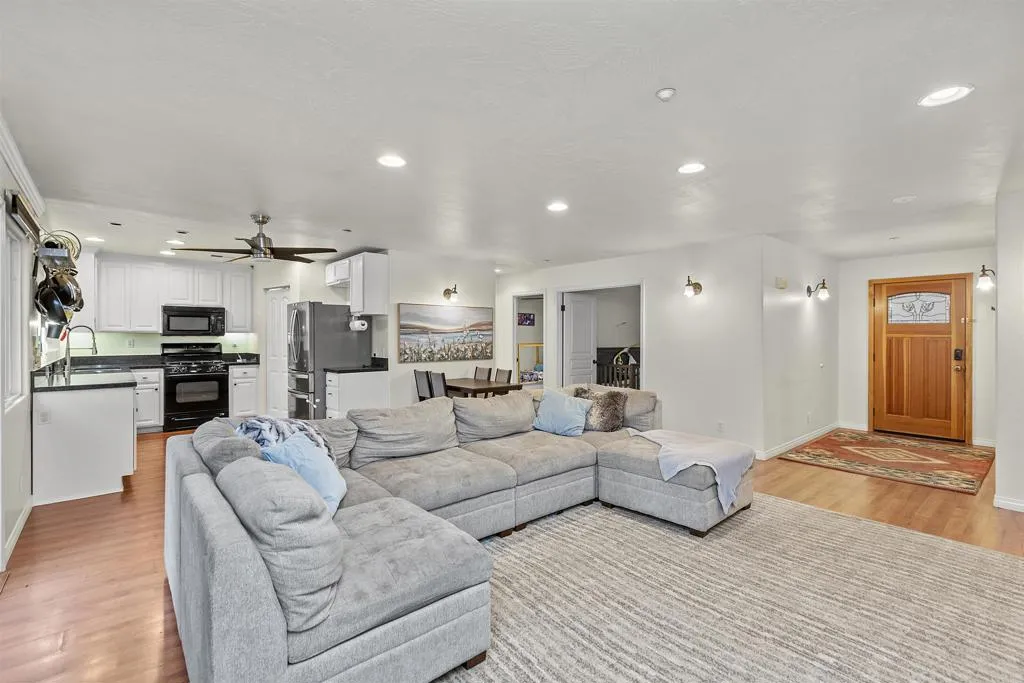 https://cdn.realtyfeed.com/cdn/127/306722890/af50566bc5aee69157e39235dbb8af38.webp
