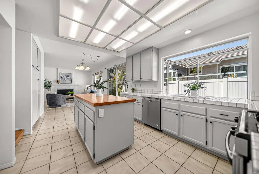https://cdn.realtyfeed.com/cdn/127/306722918/0f1cbe842fb0fbb49682f4acd4e372e0.webp
