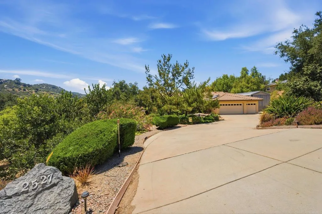 https://cdn.realtyfeed.com/cdn/127/306723126/b86baa8f8711120cb91c6b41c892a9f0.webp