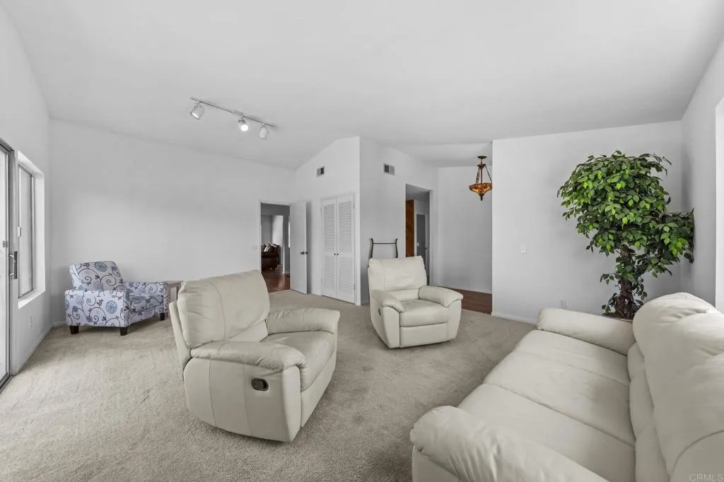https://cdn.realtyfeed.com/cdn/127/306723156/319ac25cbf1083148ee073f071f09ae5.webp