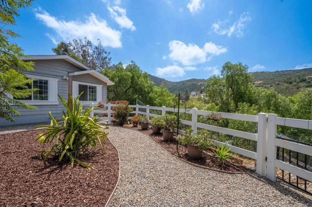 https://cdn.realtyfeed.com/cdn/127/306723176/fce9ca87c55036984cad1df451d6fc15.webp