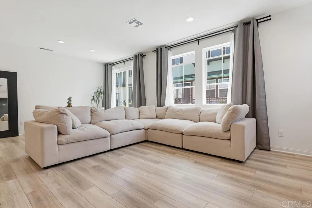 https://cdn.realtyfeed.com/cdn/127/306723377/b02184a7c0e527f1738e5eefc5daa8d4.webp