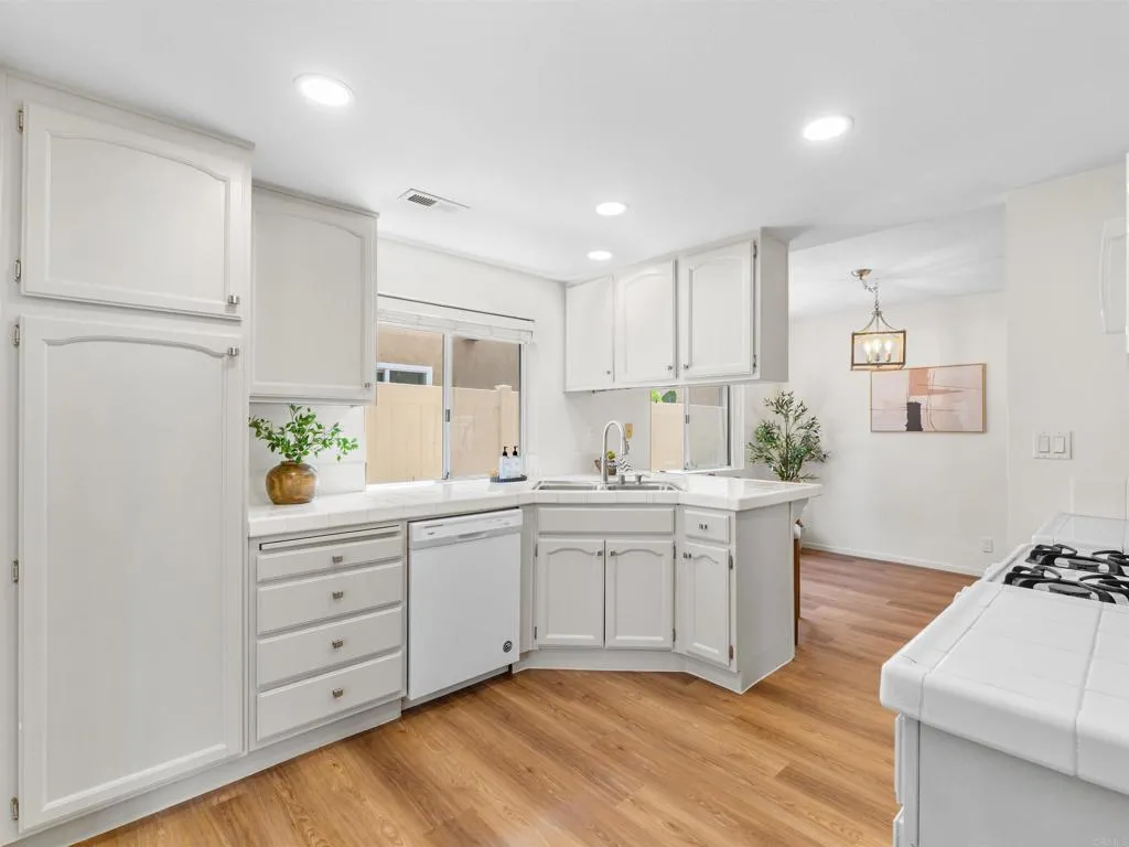 https://cdn.realtyfeed.com/cdn/127/306723445/decd2a0587b3315bf172bb1e69014d72.webp