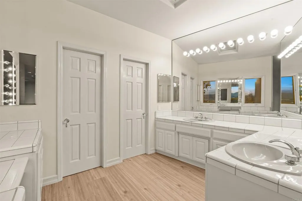 https://cdn.realtyfeed.com/cdn/127/306723452/79c4f4c78e1f88ac771ad625bec752a2.webp