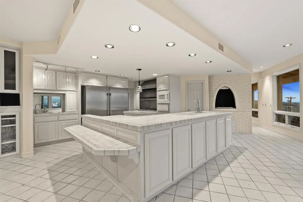 https://cdn.realtyfeed.com/cdn/127/306723452/8b5d933c45f271e0711ef3d99e1d0ff6.webp