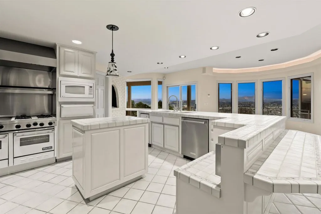 https://cdn.realtyfeed.com/cdn/127/306723452/c4bcca59efab47ee11f8d9442b3e68e3.webp