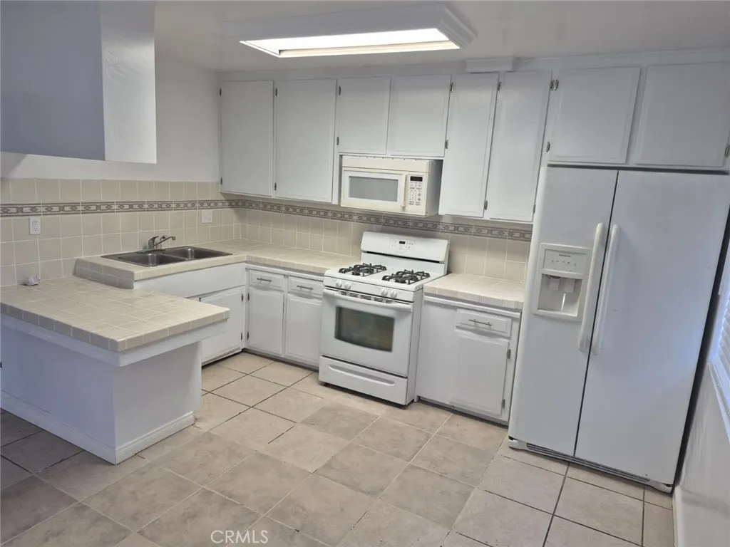 5174 Los Flores Boulevard Unit A, Inglewood, CA 90262 - Photo 3 of 11, Inglewood, CA